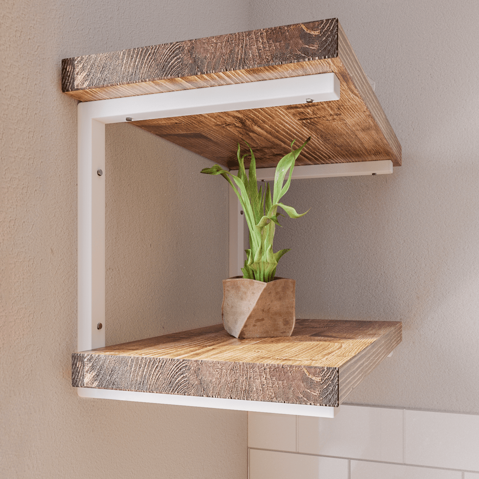 Frontale Wandansicht: Schwerlast-Regalhalter ERLENBERG in Weiß mit zwei Ablageebenen, bestückt mit Holzregal und Dekoration