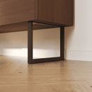 Nahaufnahme: Möbelfüße GRAZ in Schwarz, 20 cm hoch, montiert unter einem Sideboard mit Holzfront