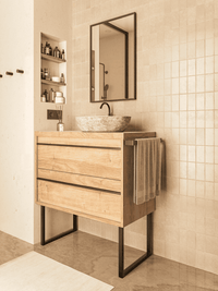 Weite Wohnansicht: Möbelkufen GRAZ in Schwarz, 35 cm hoch, montiert an einem Sideboard