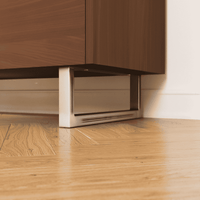 Nahaufnahme: Möbelfüße GRAZ im Industrial-Finish, 10 cm hoch, montiert unter einem Sideboard mit Holzfront