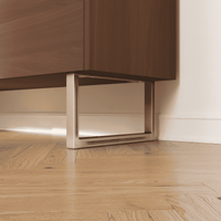 Nahaufnahme: Möbelfüße GRAZ im Industrial-Finish, 15 cm hoch, montiert unter einem Sideboard mit Holzfront