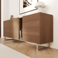 Frontale Wohnraumansicht: Möbelfüße GRAZ im Industrial-Finish, 15 cm hoch, montiert an der Unterseite einer Kommode