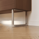 Nahaufnahme: Möbelfüße GRAZ im Industrial-Finish, 20 cm hoch, montiert unter einem Sideboard mit Holzfront
