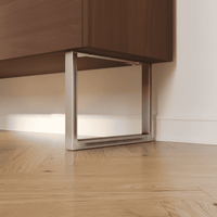 Nahaufnahme: Möbelfüße GRAZ im Industrial-Finish, 20 cm hoch, montiert unter einem Sideboard mit Holzfront