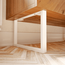 Nahaufnahme: Möbelfüße GRAZ in Weiß, 25 cm hoch, montiert unter einem Sideboard mit Holzfront
