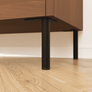 Nahaufnahme: Möbelfüße LINZ in Schwarz aus 25 mm Rundrohr, montiert unter einem Sideboard mit Holzfront