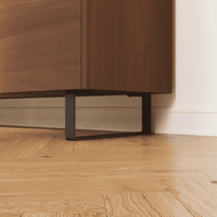 Nahaufnahme: Möbelbeine LUXEMBURG in Schwarz, 10 cm hoch, montiert unter einem Sideboard mit Holzfront