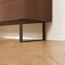 Nahaufnahme: Möbelbeine LUXEMBURG in Schwarz, 15 cm hoch, montiert unter einem Sideboard mit Holzfront