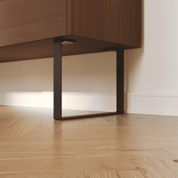 Nahaufnahme: Möbelbeine LUXEMBURG in Schwarz, 20 cm hoch, montiert unter einem Sideboard mit Holzfront
