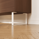 Nahaufnahme: Möbelbeine LUXEMBURG in Weiß, 15 cm hoch, montiert unter einem Sideboard mit Holzfront