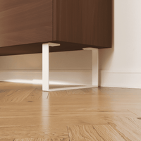 Nahaufnahme: Möbelbeine LUXEMBURG in Weiß, 15 cm hoch, montiert unter einem Sideboard mit Holzfront