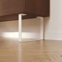 Nahaufnahme: Möbelbeine LUXEMBURG in Weiß, 20 cm hoch, montiert unter einem Sideboard mit Holzfront