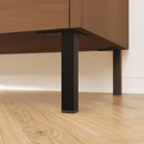 Nahaufnahme: Möbelfüße LUZERN in Schwarz aus 25 × 25 mm Vierkantprofil, montiert unter einem Sideboard mit Holzfront