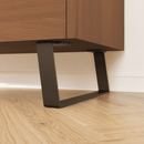 Nahaufnahme: Möbelbeine MAILAND in Schwarz, 15 cm hoch, montiert unter einem Sideboard mit Holzfront