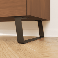 Nahaufnahme: Möbelbeine MAILAND in Schwarz, 15 cm hoch, montiert unter einem Sideboard mit Holzfront