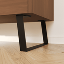 Nahaufnahme: Möbelbeine MAILAND in Schwarz, 20 cm hoch, montiert unter einem Sideboard mit Holzfront