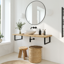 Weite Badezimmeransicht: Waschtischhalterung RHEIN in Schwarz, 20 cm hoch, montiert unter Holzplatte und Aufsatzwaschbecken