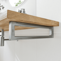 Nahaufnahme: Waschtischkonsole RHEIN im Industrial-Finish, 10 cm hoch, montiert unter einer Holz-Waschtischplatte mit Aufsatzbecken