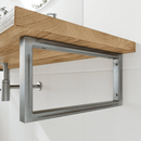 Nahaufnahme: Waschtischhalterung RHEIN im Industrial-Finish, 20 cm hoch, montiert unter einer Holz-Waschtischplatte mit Aufsatzbecken